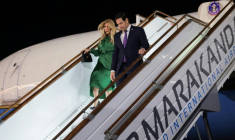 Le secrétaire d’État américain Marco Rubio et son épouse, Jeanette Rubio, à leur arrivée à l’aéroport de Samarcande, en Ouzbékistan, le 18 octobre 2026 ( POOL / Kylie Cooper )