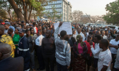 Les électeurs priés de faire la queue devant un bureau de vote de Lilongwe pour les législatives et la présidentielle au Malawi, le 16 septembre 2025 ( AFP / Amos GUMULIRA )