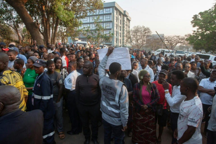 Des électeurs attendent devant un bureau de vote pour voter à la présidentielle et aux législatives, le 16 septembre 2025 à Lilongwe, au Malawi ( AFP / Amos GUMULIRA )