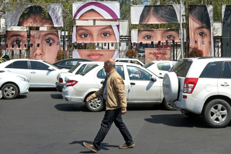 Des portraits d'enfants tués lors d'une frappe meurtrière contre une école à Minab, dans le sud de l'Iran, au premier jour de la guerre, exposés place Tajrish à Téhéran, le 16 avril 2026 ( AFP / - )