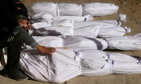 Un Palestinien à côté de corps de proches tués dans une frappe israélienne et transportés à l'hôpital indonésien de Beit Lahia, dans le nord de la bande de Gaza, le 17 avril 2025 ( AFP / BASHAR TALEB )