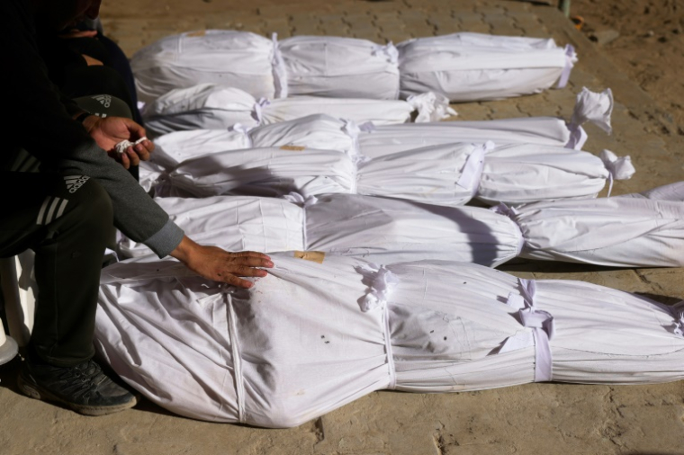 Un Palestinien à côté de corps de proches tués dans une frappe israélienne et transportés à l'hôpital indonésien de Beit Lahia, dans le nord de la bande de Gaza, le 17 avril 2025 ( AFP / BASHAR TALEB )