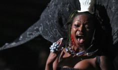 La chanteuse et compositrice franco-congolaise Théodora lors de la cérémonie des Victoires de la Musique à La Seine Musicale, à Boulogne-Billancourt, le 13 février 2026 dans les Hauts-de-Seine ( AFP / Alain JOCARD )