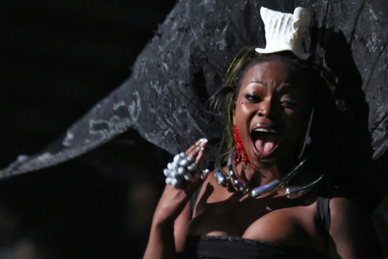La chanteuse Theodora lors des Victoires de la Musique à Boulogne-Billancourt, près de Paris, le 13 février 2026 ( AFP / Alain JOCARD )