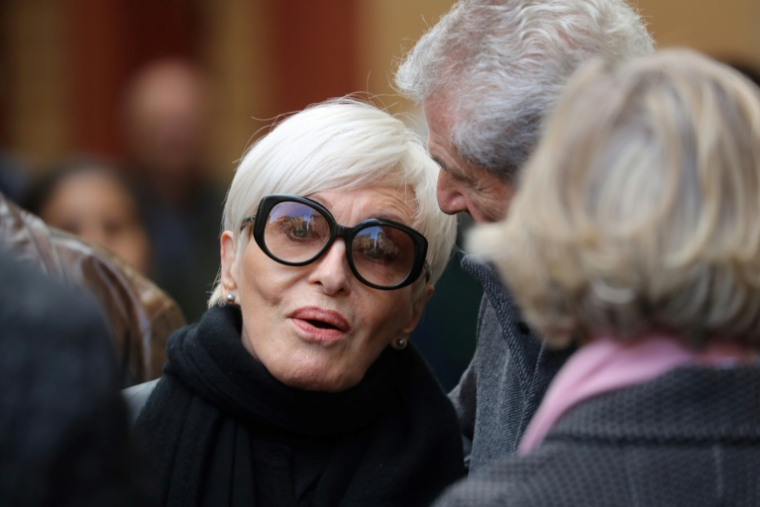La chanteuse Nicole Croisille (à gauche) et le réalisateur français Claude Lelouch (à droite) assistent à la cérémonie funéraire du compositeur Francis Lai le 14 novembre 2018, à la Cathédrale Sainte-Réparate de Nice, dans le sud-est de la France ( AFP / VALERY HACHE )