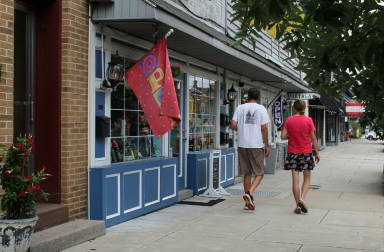Des personnes marchent dans le centre de Berkeley Springs en Virginie-Occidentale, dans l'est des Etats-Unis, le 31 juillet 2025 ( AFP / Paul NOLP )