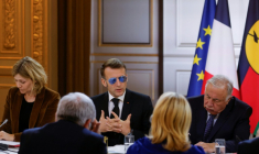 Le président français Emmanuel Macron, au centre, avec à sa gauche la présidente de l'Assemblée nationale Yaël Braun-Pivet et à sa droite le président du Sénat Gérard Larcher, à l'Elysée le 16 janvier 2026, à Paris ( POOL / Yoan VALAT )