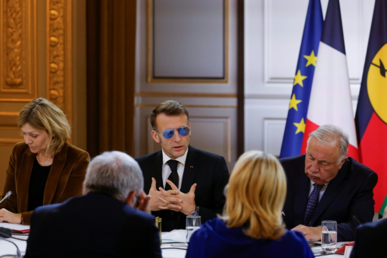 Le président français Emmanuel Macron, au centre, avec à sa gauche la présidente de l'Assemblée nationale Yaël Braun-Pivet et à sa droite le président du Sénat Gérard Larcher, à l'Elysée le 16 janvier 2026, à Paris ( POOL / Yoan VALAT )