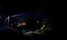 Les pompiers tentent d'éteindre un incendie dans la forêt de Fontainebleau, à Noisy-sur-École, tôt dans la matinée du 13 juillet 2026 ( AFP / GEOFFROY VAN DER HASSELT )