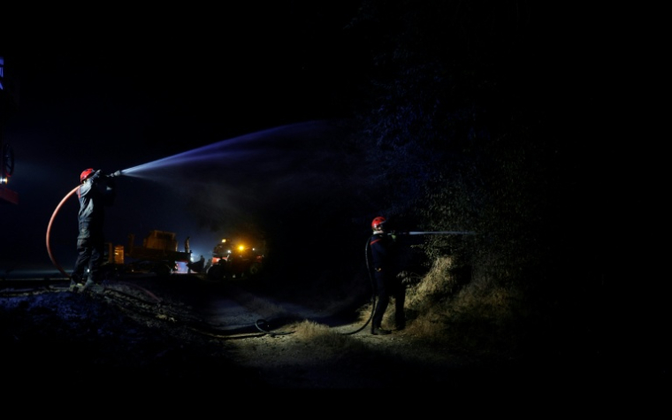 Les pompiers tentent d'éteindre un incendie dans la forêt de Fontainebleau, à Noisy-sur-École, tôt dans la matinée du 13 juillet 2026 ( AFP / GEOFFROY VAN DER HASSELT )