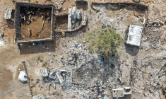 Vue aérienne d'habitants inspectant les dégâts sur un site visé par des frappes aériennes menées par la Jordanie contre le village d'Al-Taf, en Syrie, le 27 octobre 2026 ( AFP / Bakr ALkasem )