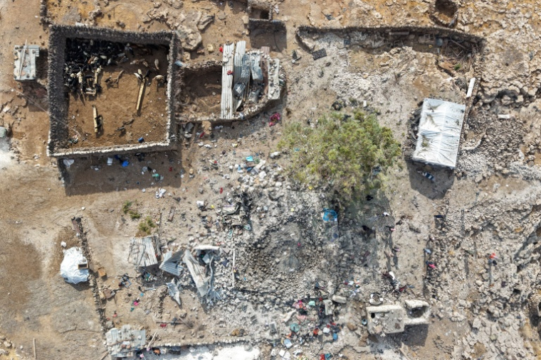 Vue aérienne d'habitants inspectant les dégâts sur un site visé par des frappes aériennes menées par la Jordanie contre le village d'Al-Taf, en Syrie, le 27 octobre 2026 ( AFP / Bakr ALkasem )