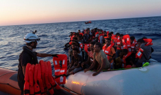 PRÈS DE 700 MIGRANTS SECOURUS EN MER AU LARGE DE L'ITALIE, 5 MORTS