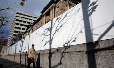 Un homme passe devant le bâtiment de la Banque du Japon à Tokyo