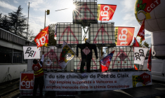 Des employés de Vencorex manifestant à Pont-de-Claix, le 7 novembre 2024. ( AFP / JEFF PACHOUD )
