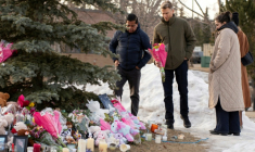 Des Canadiens amènent des fleurs à Tumbler Ridge, Canada, le 12 février 2026 ( AFP / Paige Taylor White )