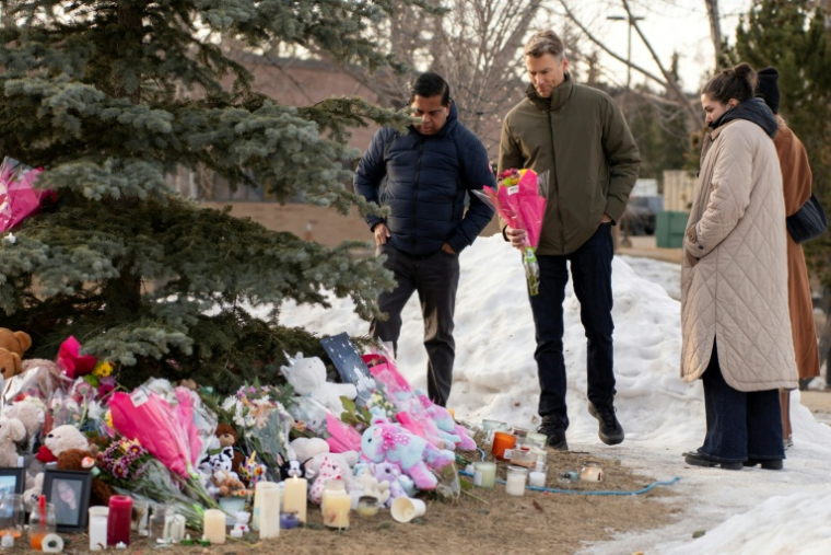 Des Canadiens amènent des fleurs à Tumbler Ridge, Canada, le 12 février 2026 ( AFP / Paige Taylor White )