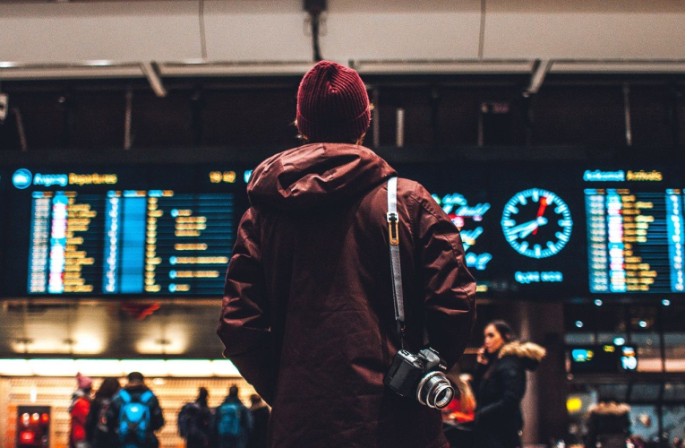 Grâce à des associations et structures spécialisées, les voyageurs peuvent surmonter gratuitement les désagréments de leurs séjours, qu'il s'agisse d'hôtels non conformes, de bagages égarés ou de vols annulés. (Crédits: Unsplash - Erik Odiin)