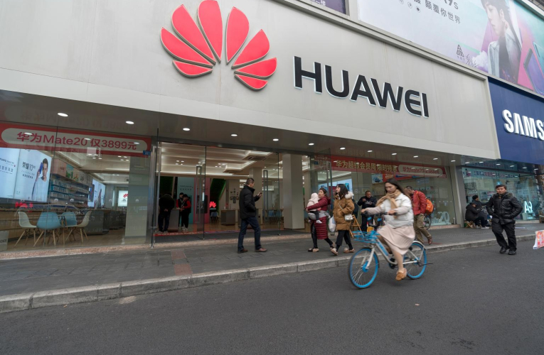 Entrepreneur chinois, partisan du libéralisme, Ren Zhengfei, patron de Huawei, est aujourd’hui à la tête d’une entreprise, parfois décriée. crédit photo : B.Zhou/Shutterstock / B.Zhou