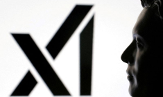 Illustration montrant un modèle miniature imprimé en 3D d'Elon Musk et le logo de xAI