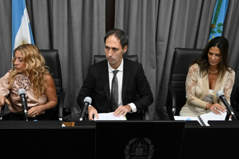 De gauche à droite: les juges Veronica Di Tommaso, Maximiliano Savarino et Julieta Makintach, le 11 mars 2025 au tribunal de San Isidro, dans la province de Buenos Aires ( AFP / Luis ROBAYO )