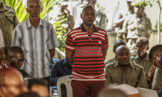 Le pasteur autoproclamé Paul Mackenzie (au centre), chef d'une secte mortifère, et ses coaccusés se tiennent debout lors de leur comparution devant le tribunal de Mombasa (Kenya), le 19 octobre 2026 ( AFP / SIMON MAINA )