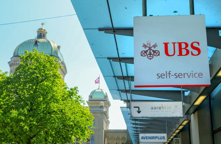 Le logo de l'UBS sur le bâtiment du Parlement suisse à Berne