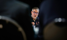 Le premier secrétaire du parti socialiste Olivier Faure s'exprime le 15 novembre 2025 à Trappes, en région parisienne, lors d'une convention du Front populaire 2027 sur l'éducation ( AFP / GEOFFROY VAN DER HASSELT )