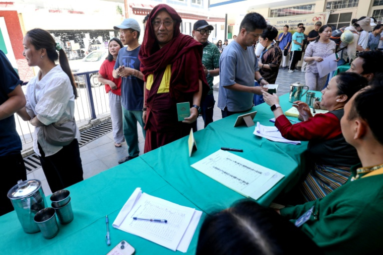 Un moine bouddhiste vote lors d'un scrutin de la diaspora tibétaine pour élire son gouvernement en exil le 26 avril 2026 à Dharamsala, dans le nord de l'Inde ( AFP / Sanjay BAID )