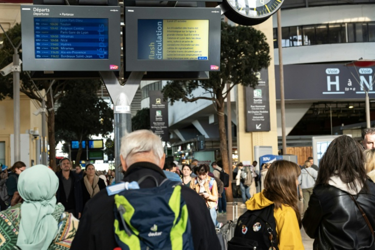 Des voyageurs dans la gare Saint-Charles à Marseille devant des écrans d'information, après l'annulation de plusieurs TGV en raison d'un acte de vandalisme au sud de Valence, le 27 octobre 2025 ( AFP / MIGUEL MEDINA )
