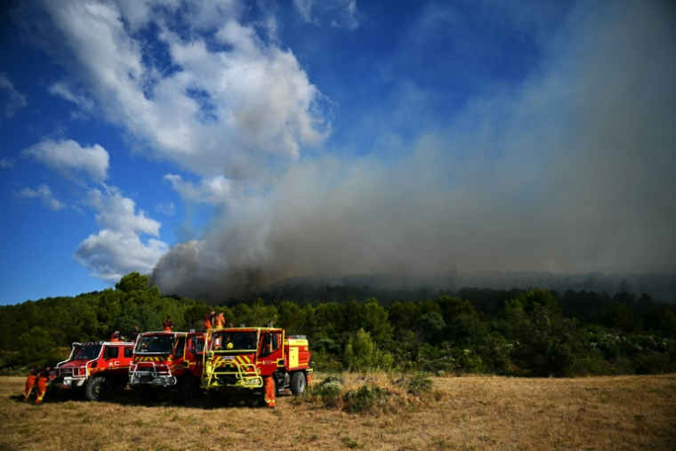 Des pompiers à Pouzols-Minervois, dans l'Aude, le 2 juillet 2026 ( AFP / Lionel BONAVENTURE )