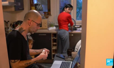 Opposants russes en France : le prix de l’exil, loin de la Russie de Poutine