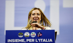 Giorgia Meloni prend la parole lors du meeting de clôture de la campagne électorale de la coalition de centre-droit sur la Piazza del Popolo, à Rome