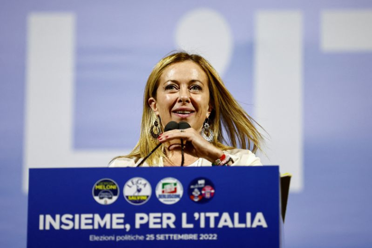 Giorgia Meloni prend la parole lors du meeting de clôture de la campagne électorale de la coalition de centre-droit sur la Piazza del Popolo, à Rome