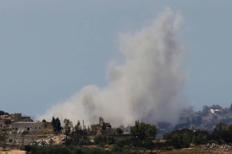 Un nuage de fumée s'élève après une frappe israélienne sur le village de Zawtar el-Charqiyé, dans le sud du Liban, le 24 mai 2026  ( AFP / - )