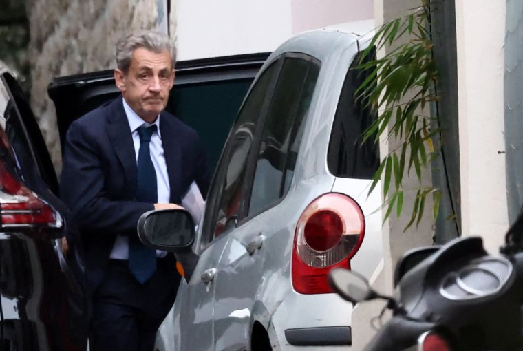 L'ancien président français Sarkozy reçoit une date d'incarcération des procureurs parisiens
