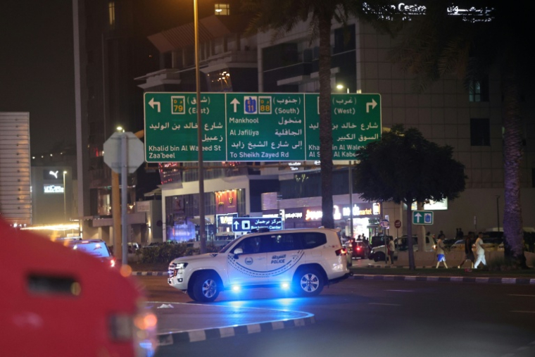 Un véhicule de police près du consulat américain à Dubaï, le 3 mars 2026 aux Emirats arabes unis ( AFP / Fadel SENNA )