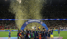 Les joueurs du Paris SG soulèvent leur deuxième Ligue des champions, après leur victoire en finale contre Arsenal, le 30 mai 2026 à Budapest ( AFP / Odd ANDERSEN )