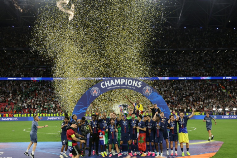 Les joueurs du Paris SG soulèvent leur deuxième Ligue des champions, après leur victoire en finale contre Arsenal, le 30 mai 2026 à Budapest ( AFP / Odd ANDERSEN )