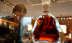 Un client examine une rare bouteille de Hennessy nommée Paradis à l'usine Hennessy à Cognac