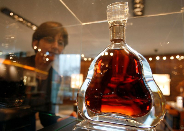 Un client examine une rare bouteille de Hennessy nommée Paradis à l'usine Hennessy à Cognac