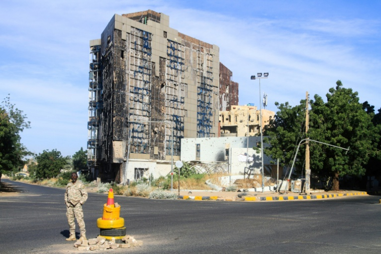 Un immeuble détruit à Khartoum alors que les efforts de reconstruction des infrastructures reprennent après près de trois ans de guerre, le 17 janvier 2026 au Soudan ( AFP / Ebrahim HAMID )