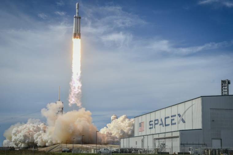 Une fusée Falcon Heavy de SpaceX transportant un satellite météorologique décolle du Centre spatial Kennedy de la Nasa, en Floride, le 25 juin 2024 ( AFP / Miguel J. Rodriguez Carrillo )