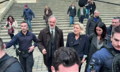 Procès des assistants parlementaires européens: Marine Le Pen sort du tribunal