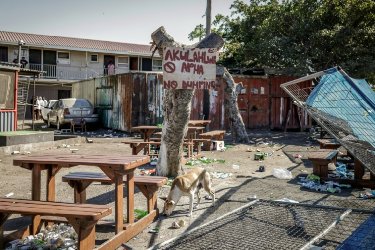 Les débris dans un établissement de nuit de Somerset West à l'ouest de Johannesburg, le 27 septembre 2026, après une fusillade masse qui a tué 17 personnes ( AFP / GIANLUIGI GUERCIA )