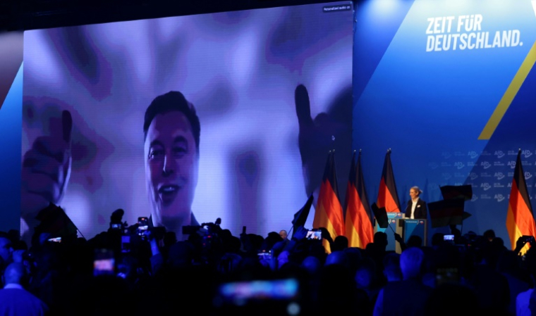 Elon Musk apparaît sur un écran lors d'une réunion du parti d'extrême droite allemand AfD, le 25 janvier 2025 à Halle ( AFP / - )