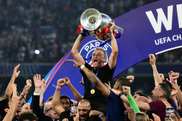 L'entraineur parisien Luis Enrique soulève la Ligue des champions après la victoire du PSG en finale face à l'Inter Milan, à Munich, le 31 mai 2025 ( AFP / Marco BERTORELLO )