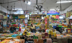 Des commerçants attendent des clients dans un marché de gros à Dacca, le 21 janvier 2026  ( AFP / Munir UZ ZAMAN )