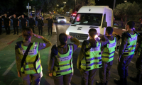 Des véhicules transportant des dépouilles d'otages arrivent à l'institut de médecine légale de Tel-Aviv, le 15 octobre 2025 ( AFP / AHMAD GHARABLI )