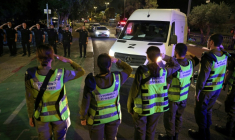 Des véhicules transportant des dépouilles d'otages arrivent à l'institut de médecine légale de Tel-Aviv, le 15 octobre 2025 ( AFP / AHMAD GHARABLI )